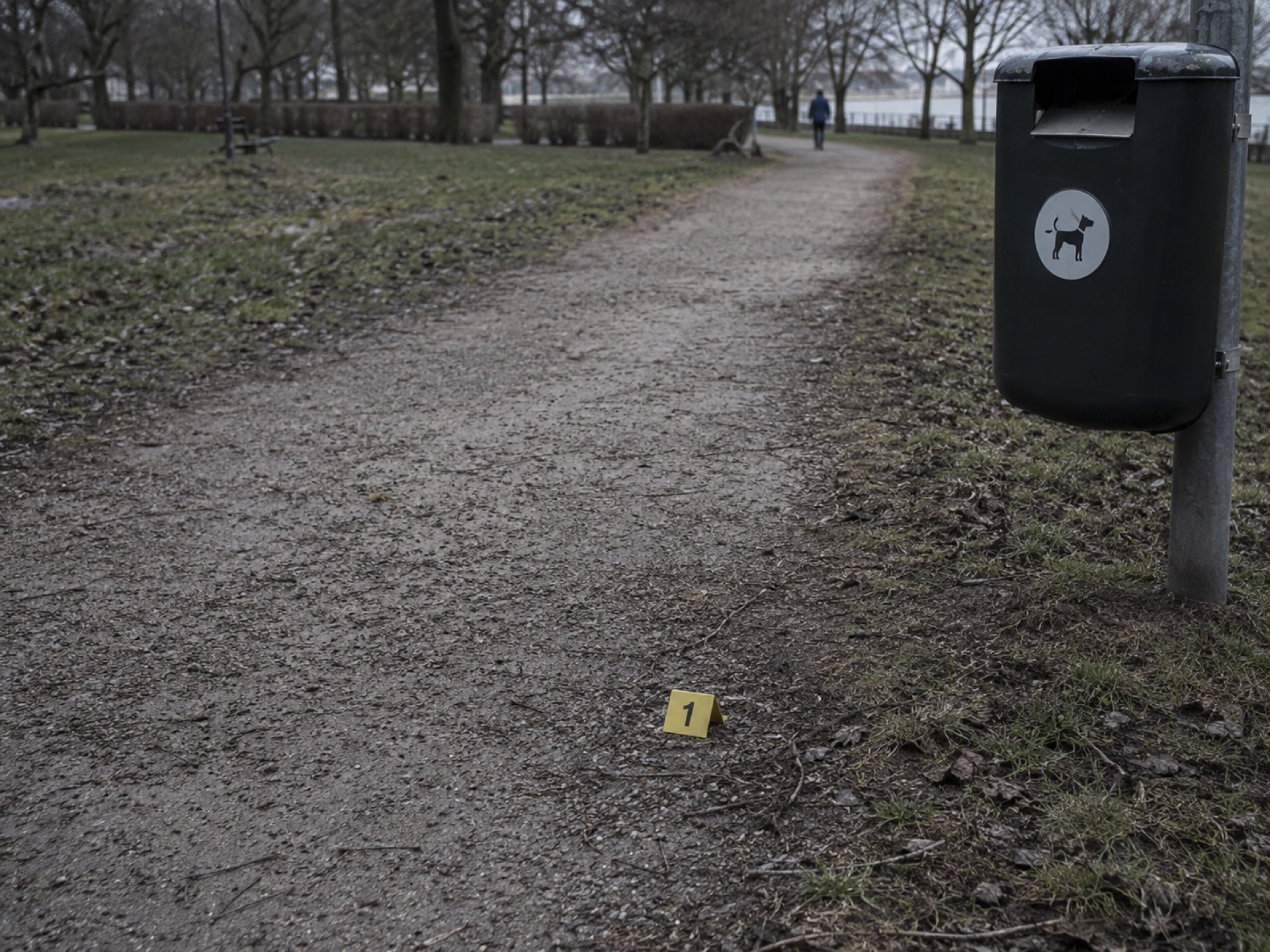 Övervakningsstillbild från kommunal parkstig med markerad fyndplats